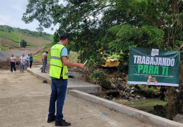 Tras inundación, inicia Obras Públicas desazolve en Loma Bonita