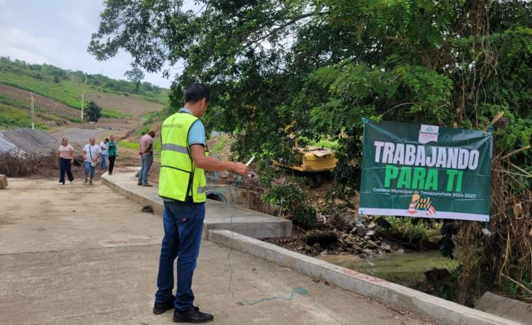Tras inundación, inicia Obras Públicas desazolve en Loma Bonita