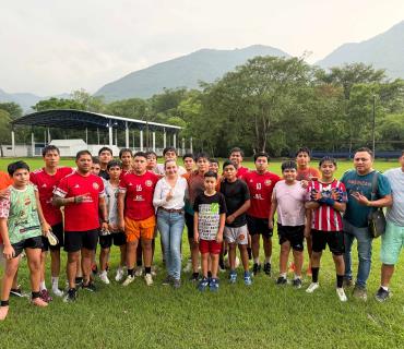 Alienta Marichuy talento local; van a Puebla