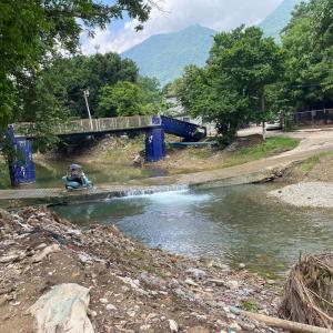 Deja creciente al descubierto basurero en arroyo Acontla

