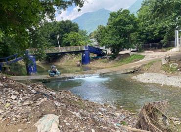 Deja creciente al descubierto basurero en arroyo Acontla