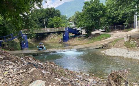 Deja creciente al descubierto basurero en arroyo Acontla

