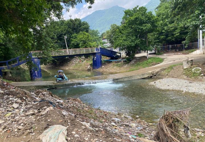 Deja creciente al descubierto basurero en arroyo Acontla