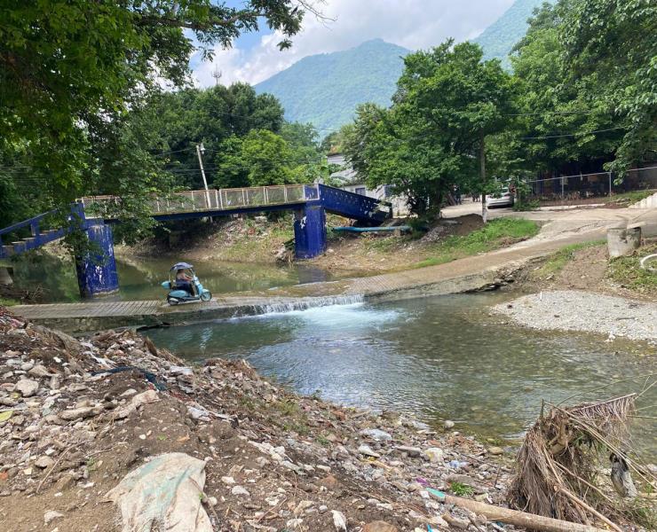 Deja creciente al descubierto basurero en arroyo Acontla

