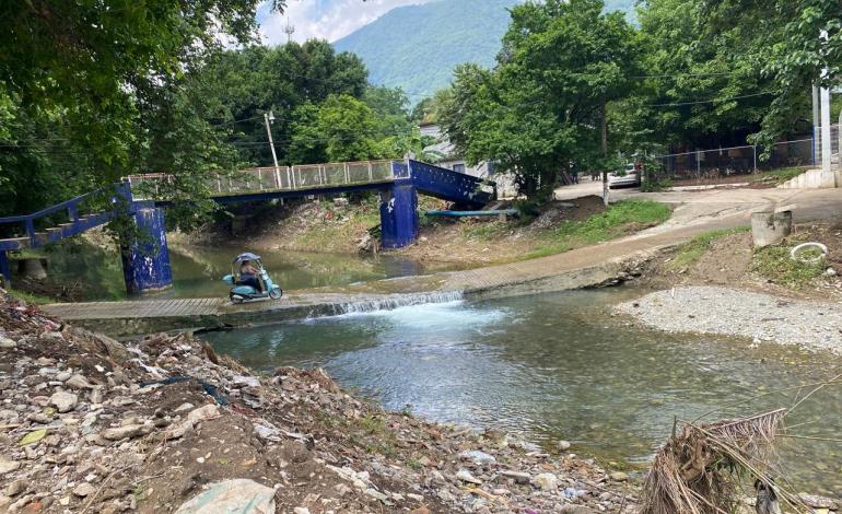 Deja creciente al descubierto basurero en arroyo Acontla