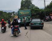 Taxi impactó autobús