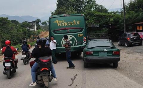 Taxi impactó autobús