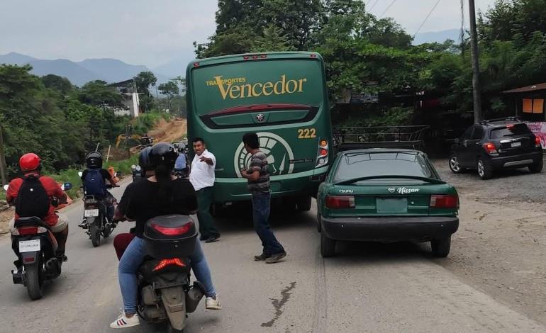 Taxi impactó autobús