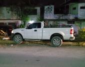Vehículo se trepó al camellón central        