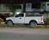 Vehículo se trepó al camellón central        