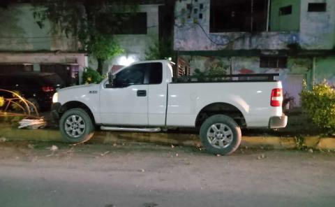 Vehículo se trepó al camellón central        
