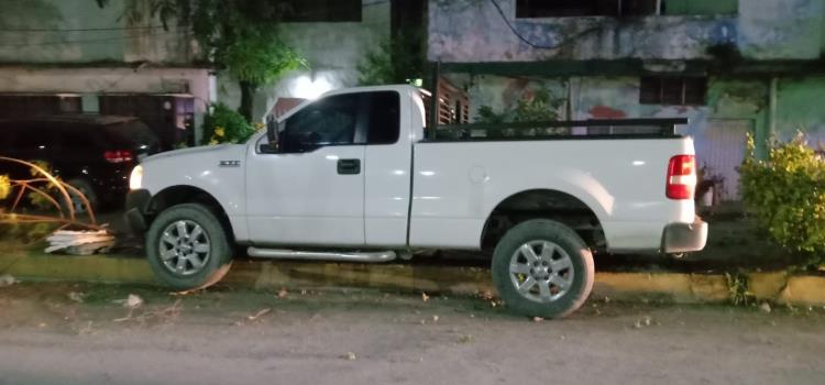 Vehículo se trepó al camellón central Vehículo se trepó al camellón central