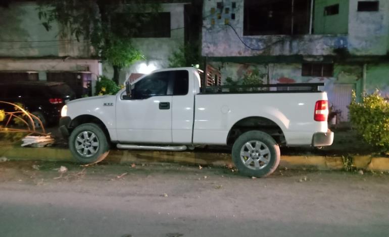 Vehículo se trepó al camellón central        
