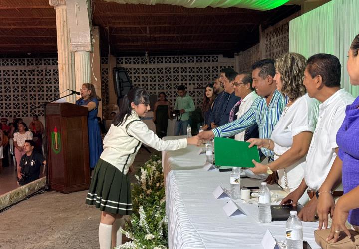 Alcalde felicita a graduados en Tamazunchale