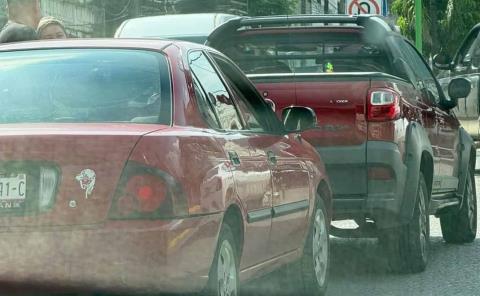 Coche impactó a camioneta