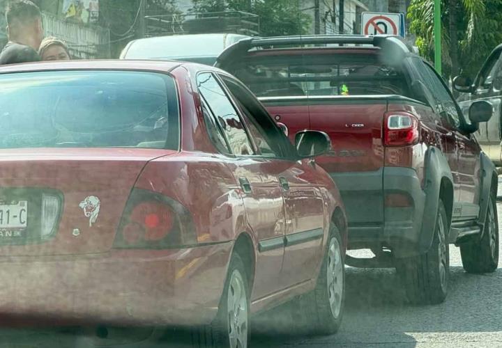 Coche impactó a camioneta