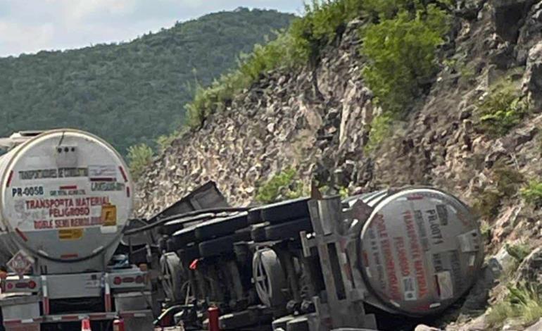 Volcó pipa con combustible 