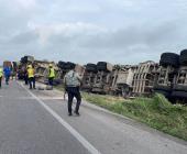VOLCÓ TRÁILER CARGADO DE MAÍZ