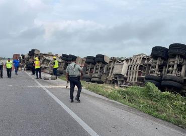 VOLCÓ TRÁILER CARGADO DE MAÍZ