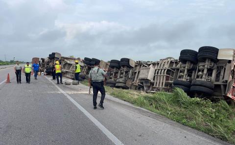 VOLCÓ TRÁILER CARGADO DE MAÍZ