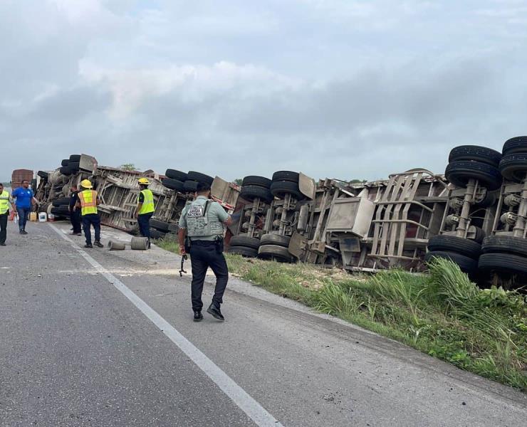 VOLCÓ TRÁILER CARGADO DE MAÍZ
