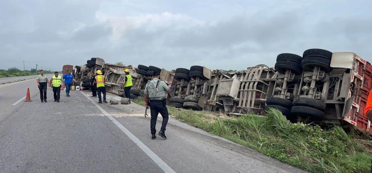VOLCÓ TRÁILER CARGADO DE MAÍZ VOLCÓ TRÁILER CARGADO DE MAÍZ