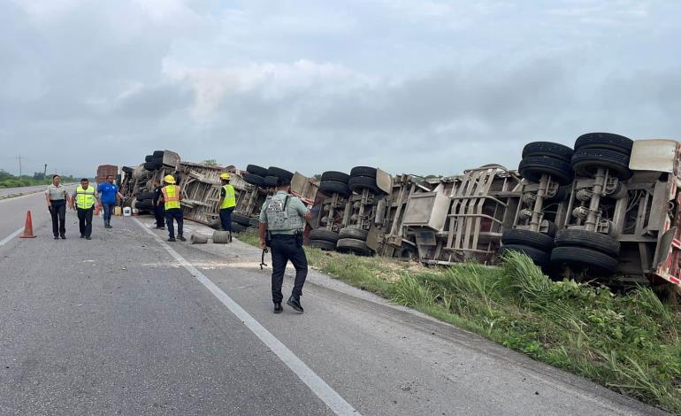 VOLCÓ TRÁILER CARGADO DE MAÍZ