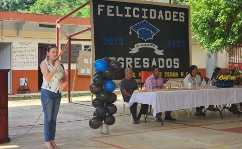 Presidenta municipal madrina de generación en San Antonio
