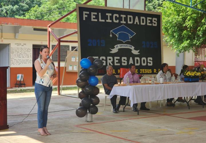 Presidenta municipal madrina de generación en San Antonio