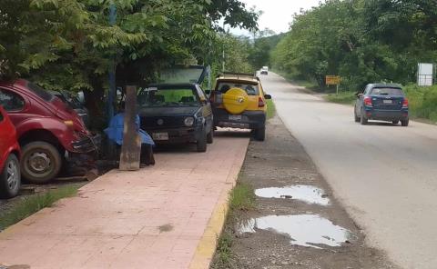 Utilizan andador peatonal como taller mecánico
