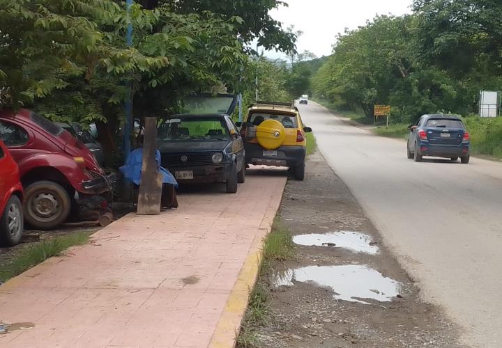Utilizan andador peatonal como taller mecánico
