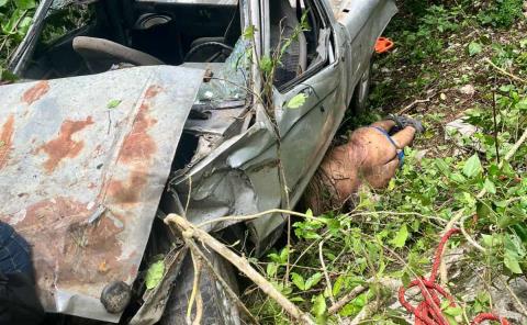 Cae camioneta a barranco; muere conductor