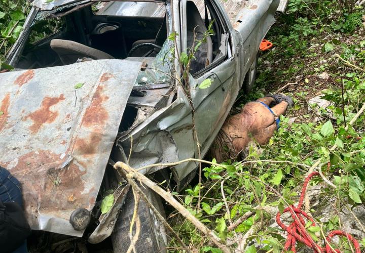 Cae camioneta a barranco; muere conductor