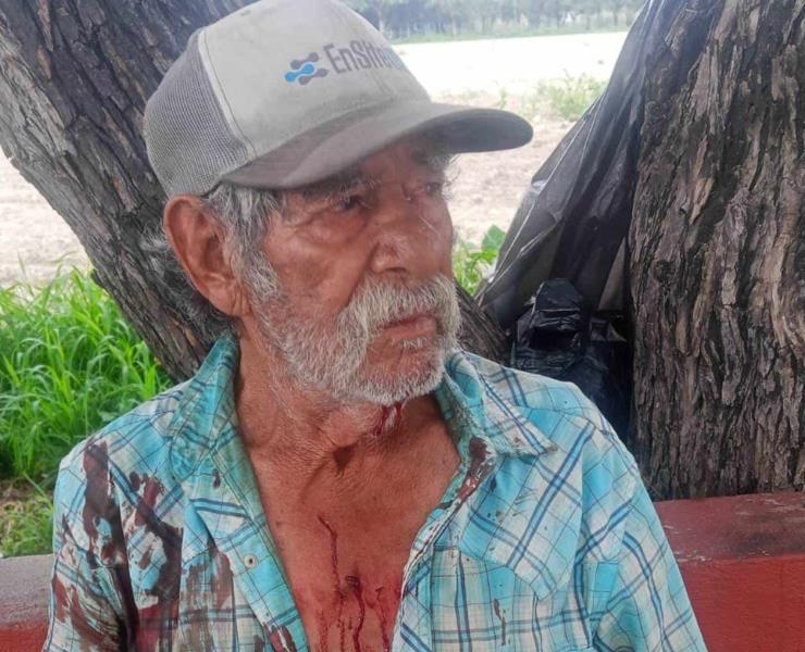 
Abuelitos se dieron hasta con la cubeta
