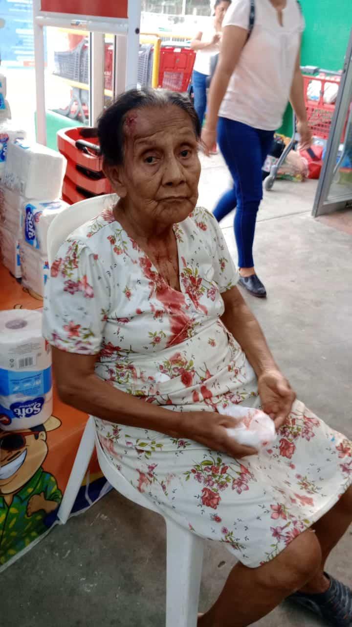 Grupo AVE auxilia a mujer herida tras caída Grupo AVE auxilia a mujer herida tras caída