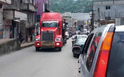 TRÁILER REVENTÓ CABLES DE LUZ