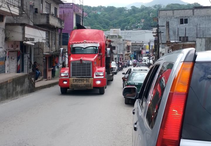 TRÁILER REVENTÓ CABLES DE LUZ