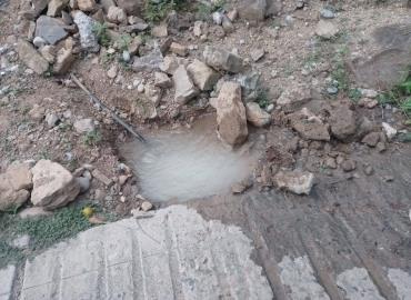 Fugas en mangueras desperdician galones de agua