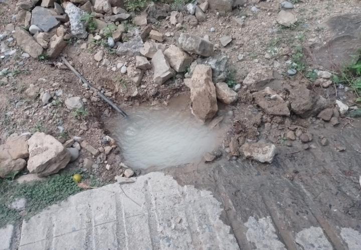 Fugas en mangueras desperdician galones de agua