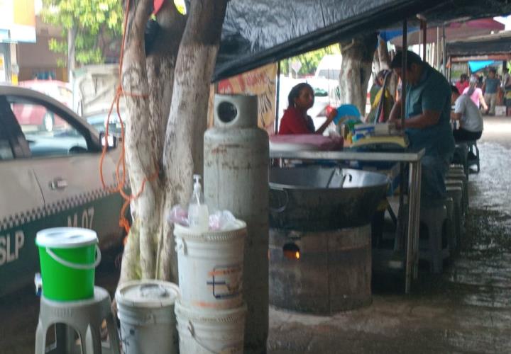 Alertan ciudadanos sobre riesgo de tanques de gas en calles