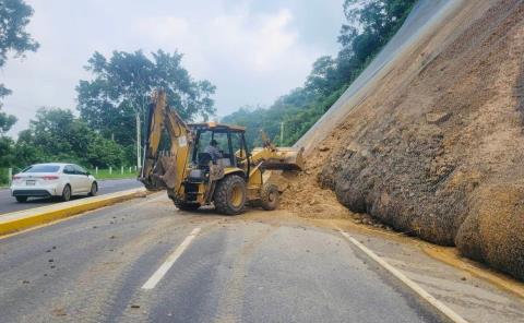 Activa SICT limpieza en tramo afectado por lluvias