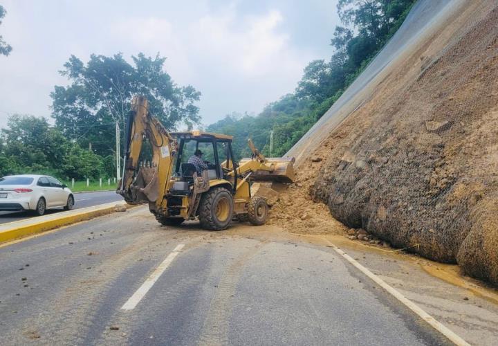Activa SICT limpieza en tramo afectado por lluvias