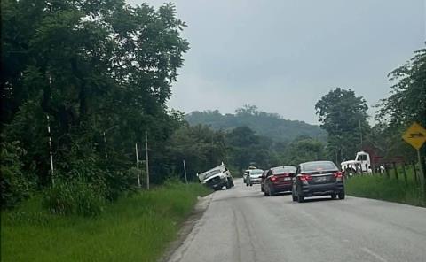 CAMIÓN A PUNTO DE VOLCAR