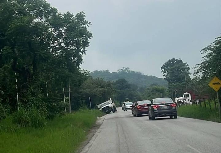 CAMIÓN A PUNTO DE VOLCAR