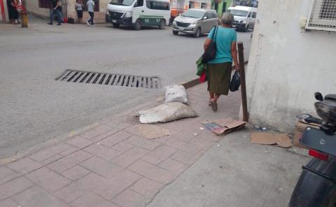 Costales de arena obstruyen andador peatonal