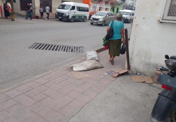Costales de arena obstruyen andador peatonal