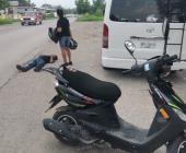 Pareja lesionada al derrapar moto