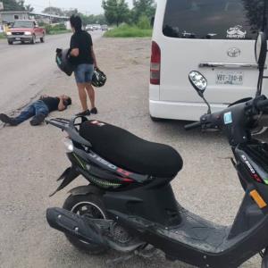 Pareja lesionada al derrapar moto