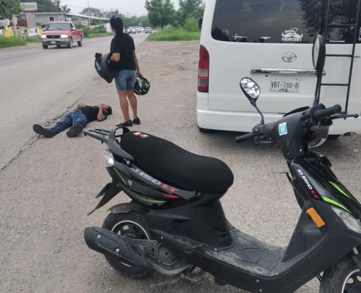 Pareja lesionada al derrapar moto
