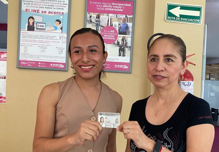 Obtiene Benito INE con género no binario